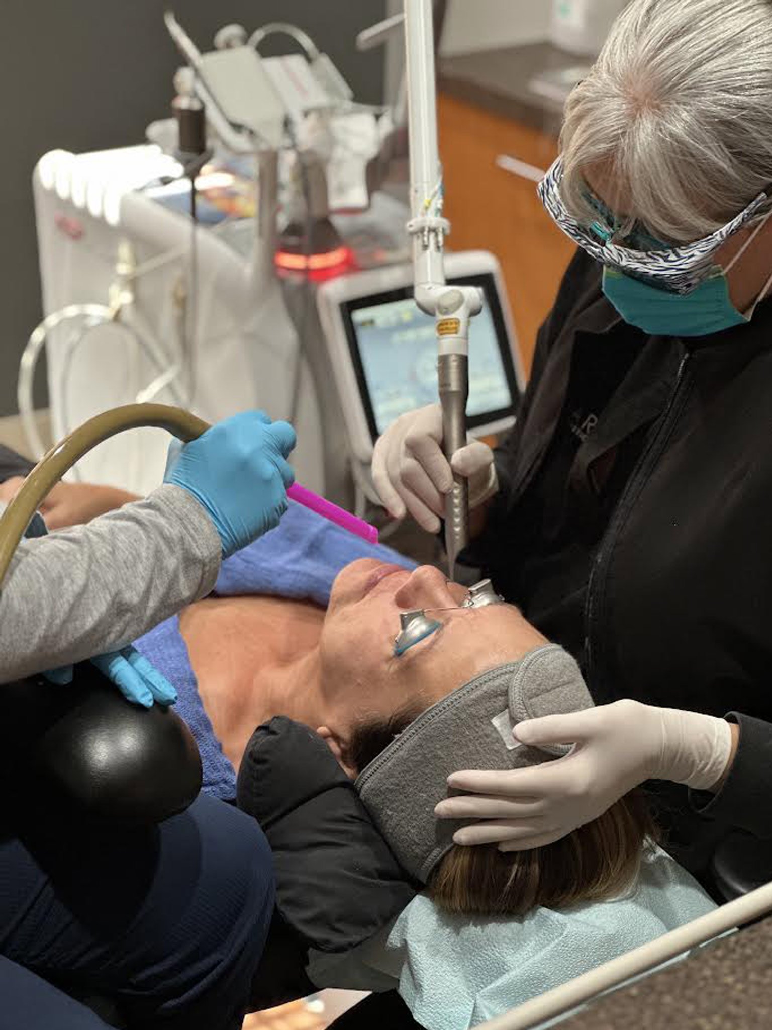 Dr. Muna Performing A Laser Skin Resurfacing Treatment